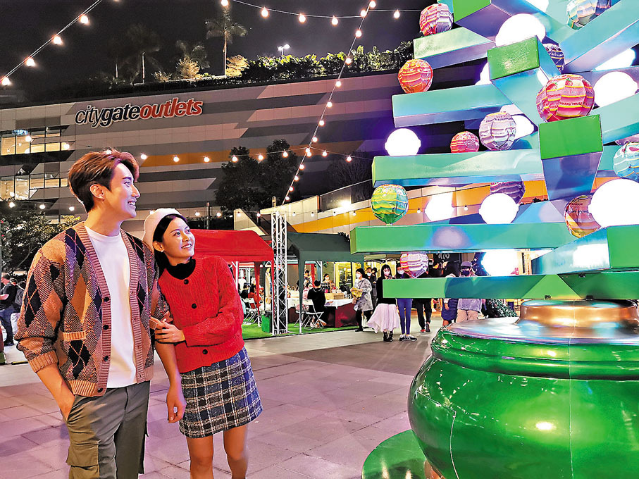 新界【東薈城名店倉珍寶聖誕樹】今個冬日，東薈城名店倉與糖果品牌Chupa Chups珍寶珠聯乘，將一棵由近30粒經典巨型珍寶珠組成的6米高「珍寶聖誕樹」屹立廣場中央，環狀燈海點亮全場，呈現唯美又玩味十足的浪漫聖誕！