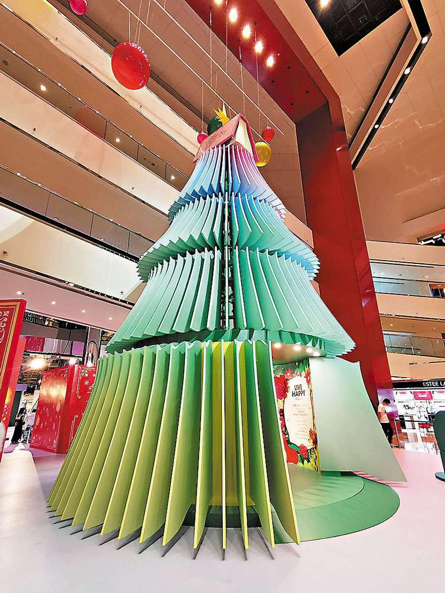【太古城中心書頁設計聖誕樹】今年，太古城中心打造的「Story Traveller」，聖誕故事旅程由11米高的巨型聖誕樹展開序幕，書頁為設計概念的主題裝置以夢幻漸變色呈現，樹頂有故事書作裝飾點綴，是聖誕注目之作！樹內更滿布了大型立體花朵，糅合插畫師全新創作的繪圖，置身其中如走進童畫森林，感受濃濃的書本氣息，是女生及閨蜜們必愛的打卡位！