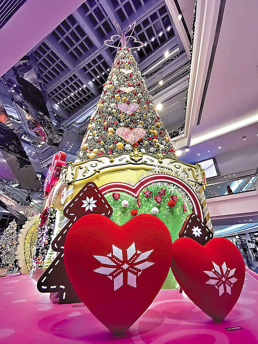 九龍【又一城巨型愛心聖誕樹】今個聖誕節，又一城呈獻「A Hearty Christmas @ Festival Walk」活動，當中闊別三年、全港室內最大、高70呎的巨型聖誕樹，由即日起至12月27日再次聳立商場中，聖誕樹下共有6個不同造型的布置場景，包括心心熱氣球、心形士的糖、心形隧道、愛心聖誕花環等，每一個裝飾都別具特色，值得打卡留念！