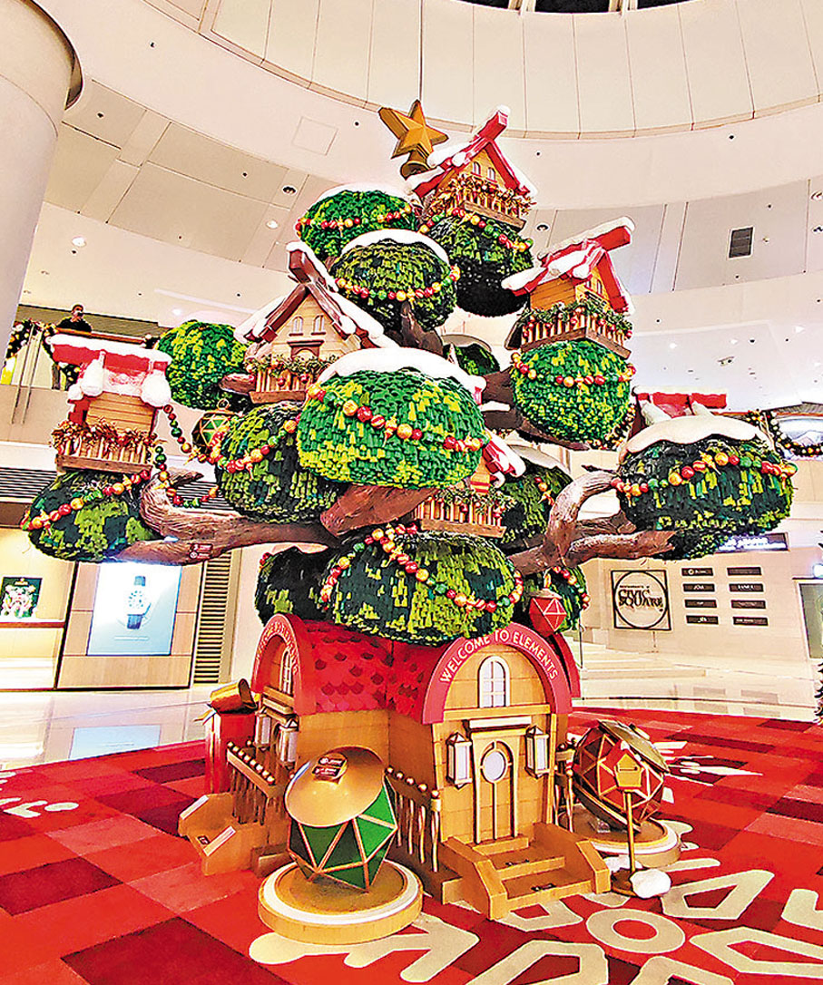 【ELEMENTS「聖誕樹屋小鎮」聖誕樹】今年，ELEMENTS圓方金區中庭化身閃亮耀眼的「聖誕樹屋小鎮」，6米高的聖誕樹上布滿洋溢窩心暖意的小樹屋，神秘雪白的馴鹿亦會炫目登場，每日由中午12時至晚上9時30分之間，每半小時進行一場飄雪匯演，讓大家與摯愛於充滿異國情調的景致下雪中漫步，拍攝留下璀璨醉人的回憶。