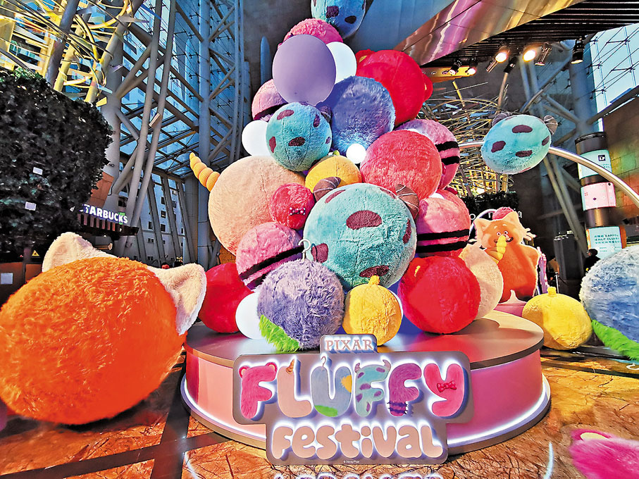 【朗豪坊Fluffy Festival毛毛球聖誕樹】位於旺角朗豪坊，全港首個迪士尼與彼思角色款式毛毛球組成的6米高「毛毛球聖誕樹」，是今年Fluffy Festival的焦點所在，整棵聖誕樹軟綿綿的，既色彩繽紛又夢幻，讓你在繁忙鬧市中也能被柔暖的氣氛包圍。