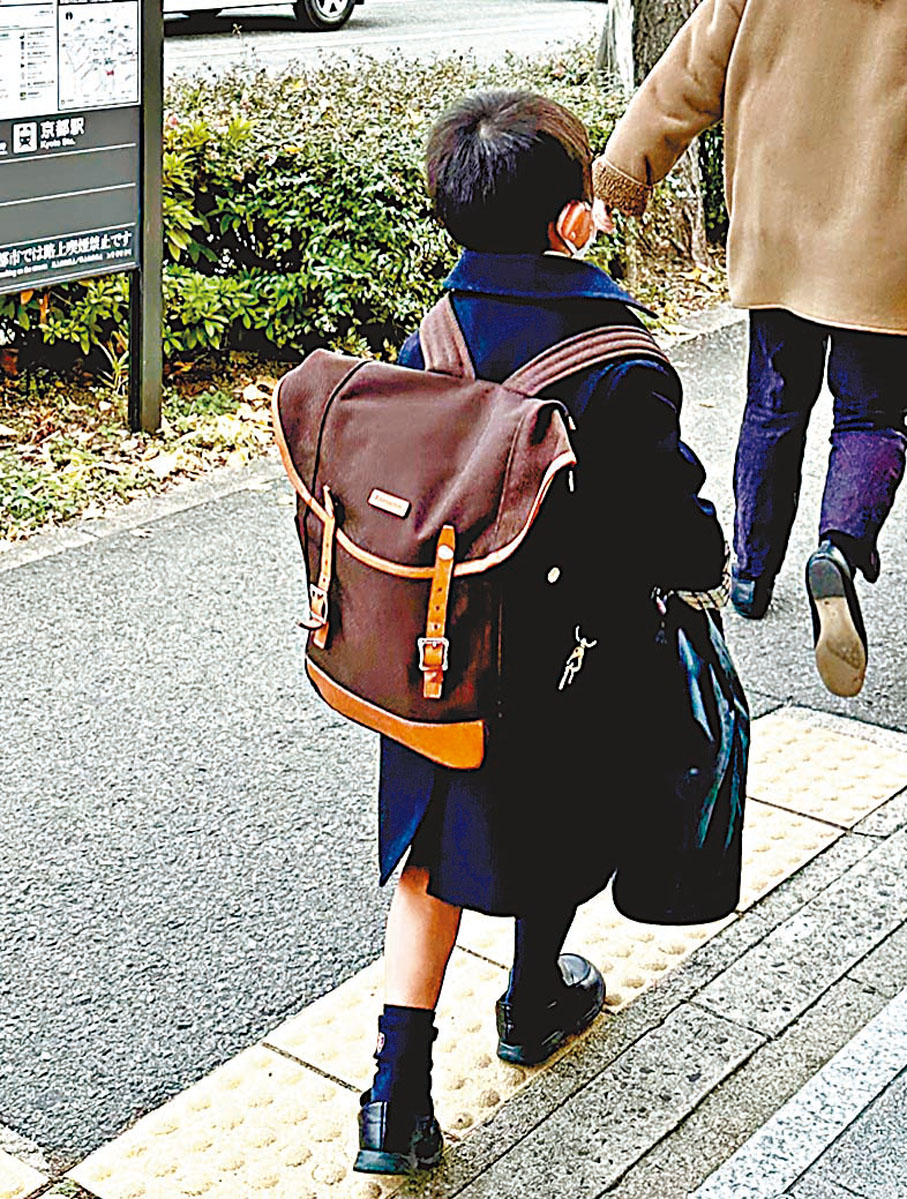 ◆日本小孩獨自放學上落地鐵，天生矮小，還是歲數如身形頂多不夠6歲，父母怎得放心？ 作者供圖