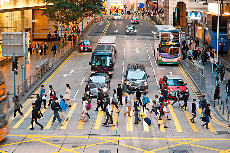 ◆香港過去兩年流失約14萬人，政府相信新一輪的招才計劃能填補缺口。圖為中環鬧市。香港文匯報記者萬霜靈  攝