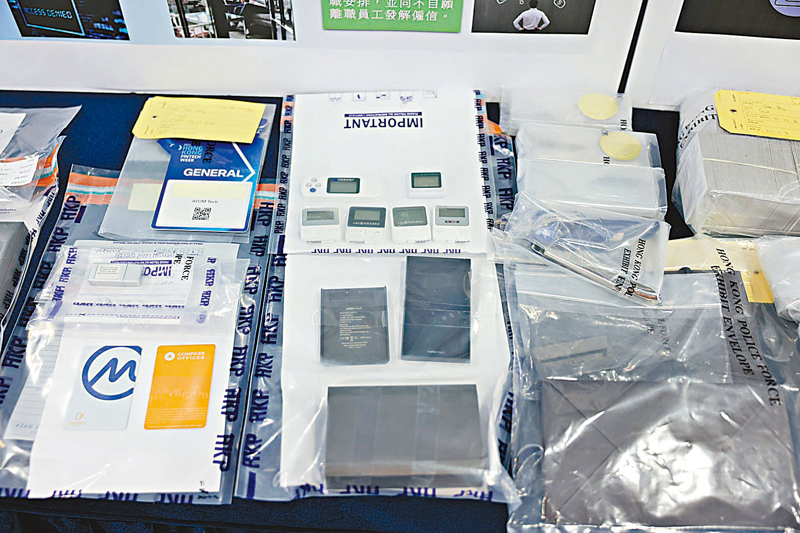 ◆警方展示拘捕行動中檢獲的證物。 香港文匯報記者鄺福強 攝