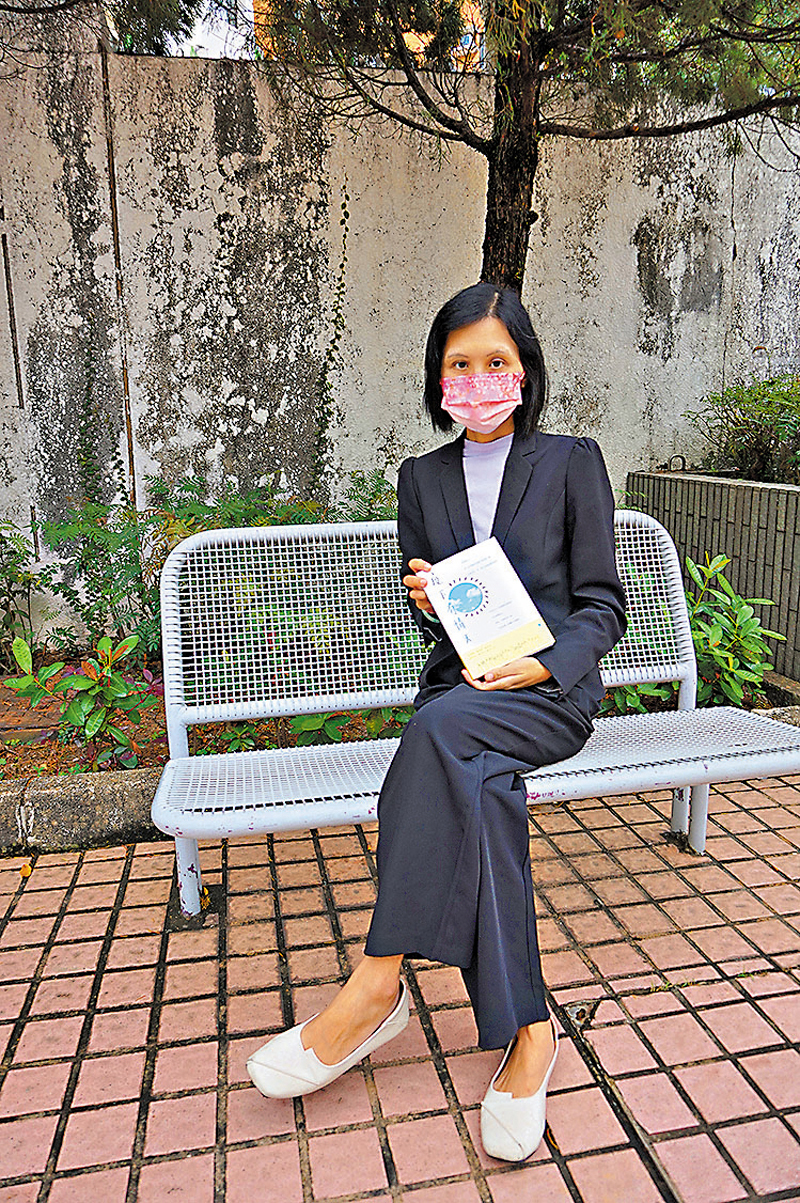 ◆Maggie歷時半年與小孩共同完成新書《疫下有情天》。 張岳悅 攝