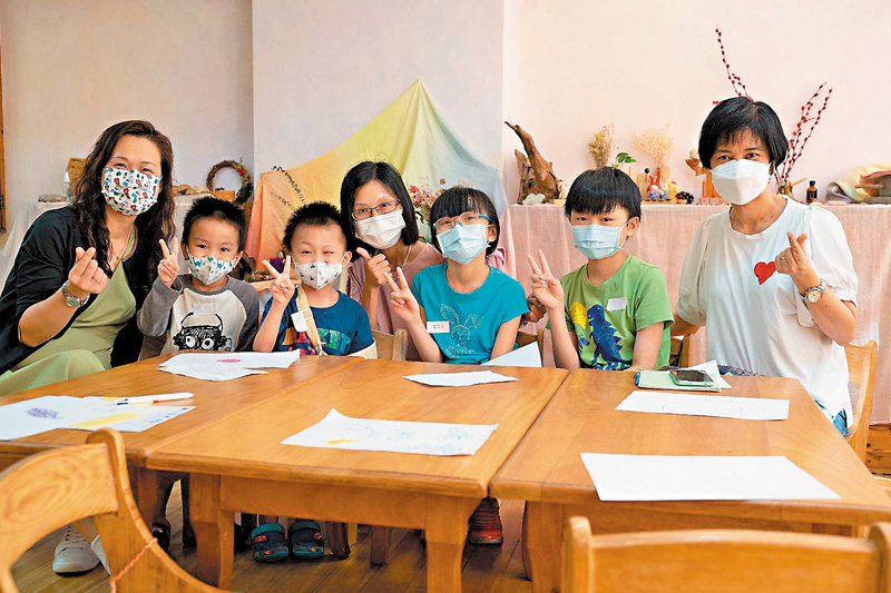 ◆Maggie與小孩們共同採訪抗癌勇士Linda媽媽。