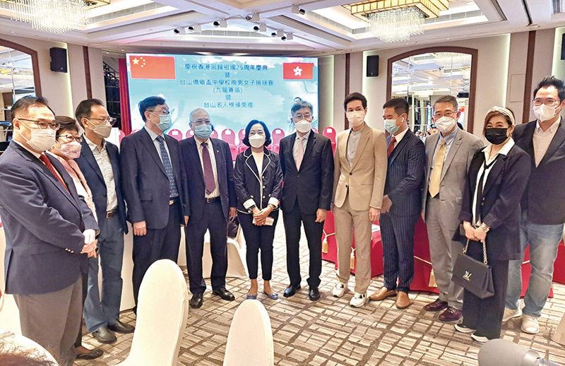 ◆ 民政及青年事務局局長麥美娟（左六）、香港台山社團總會主席劉嘉華律師（左七）、香港台山同鄉總會理事長余兒博士（右二）、東區民政事務專員陳尚文（右三）、油尖旺民政事務專員余健強（右四）與眾嘉賓合照。