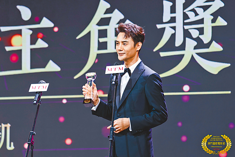 ◆ 王凱摘取電視節最佳男主角獎。記者吳偉楠  攝