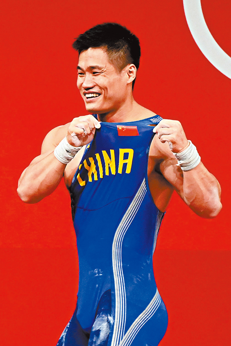 ◆呂小軍在東京奧運奪金後，展示胸前的五星紅旗。資料圖片