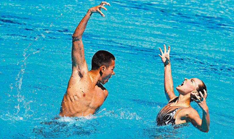 ◆石浩璵（左）與張依瑤於2022年布達佩斯游泳世錦賽獲得季軍。 資料圖片