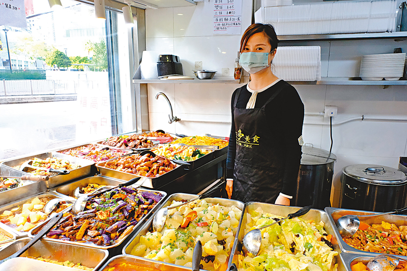 ◆李建芳指疫情下「兩餸飯」吸引不少顧客，亦令員工能繼續從事餐飲業工作。香港文匯報記者劉明 攝