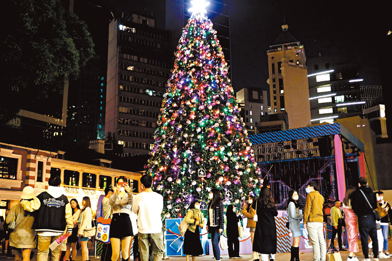 ◆ 市民平安夜到中環大館感受節日氣氛。 香港文匯報記者北山彥  攝