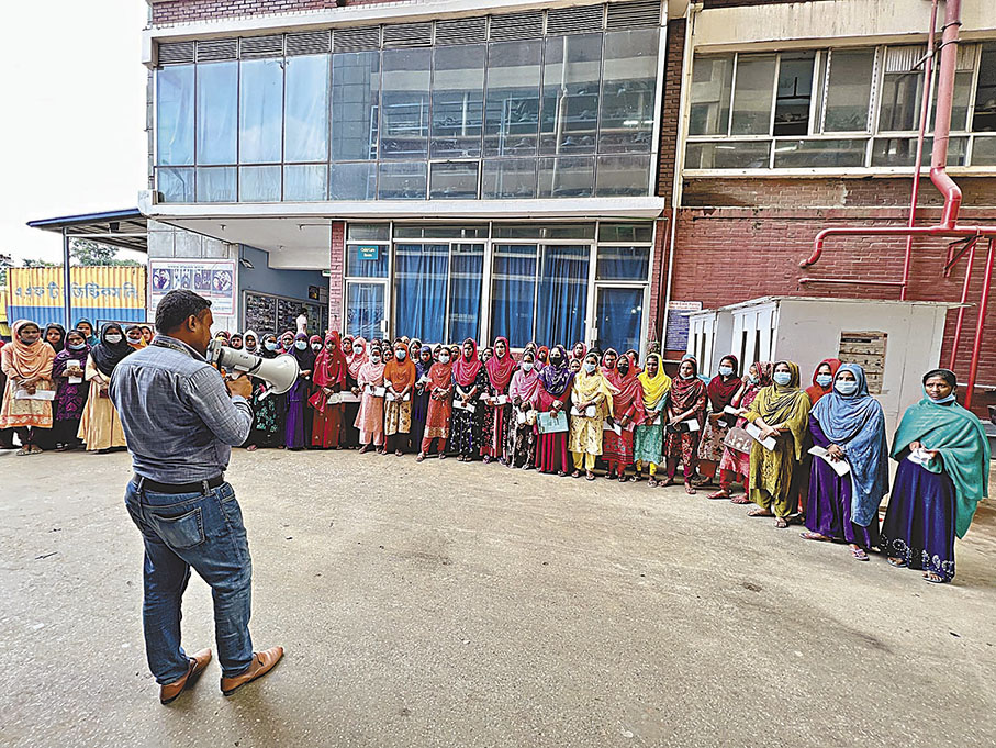 ◆ 飛達帽業在孟加拉為當地女性提供了很多就業機會，讓女性得以自立自強。圖為招聘日聘用的女員工。 點新聞記者蘇婷  攝