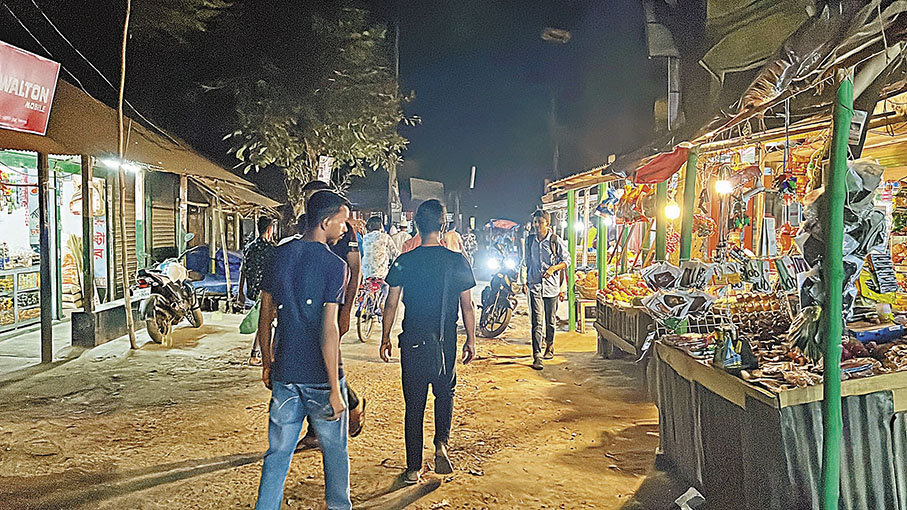 ◆ 今日的飛達鎮有商業街，甚至有了夜市，非常熱鬧。 點新聞記者蘇婷  攝