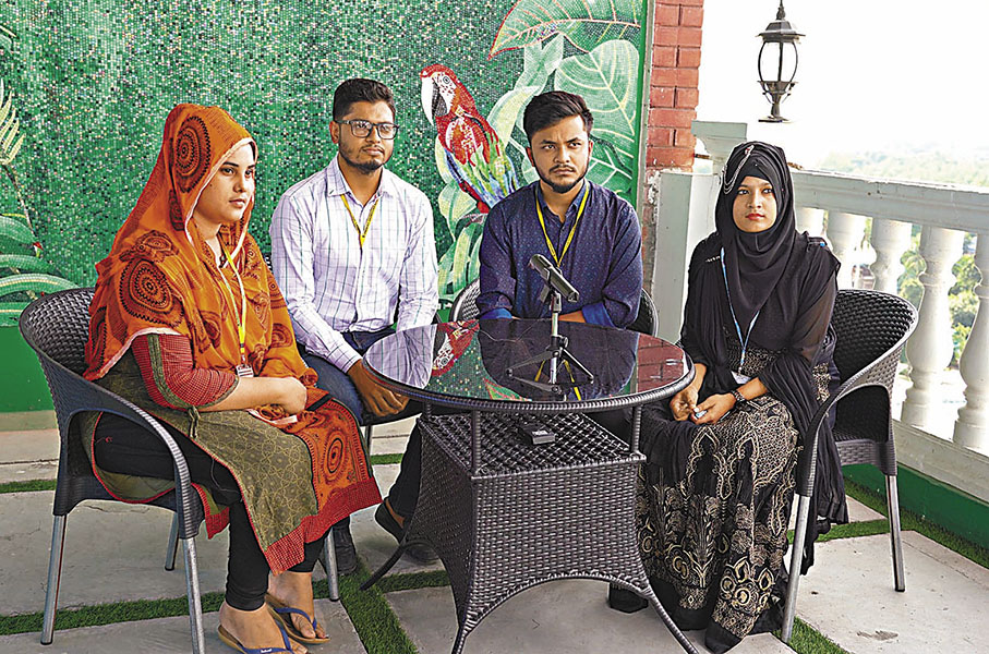 ◆ 質檢員Mominul Islam（左二）與高級操作員Munni Khatun（右一）告訴點新聞記者，在飛達帽業工作很開心，Munni有幾個家人都在飛達工作。 點新聞記者蘇婷  攝