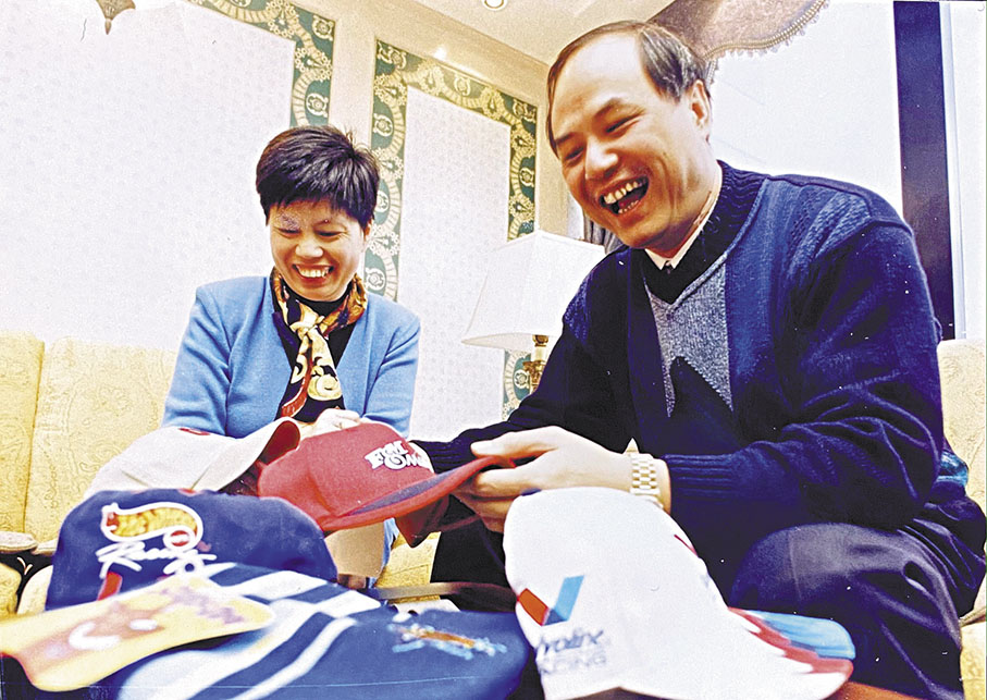 ◆ 1986年顏寶鈴（左）和先生顏禧強創立「飛達」，做大做強，1992年在深圳設廠，2000年在香港主板上市。 受訪者供圖