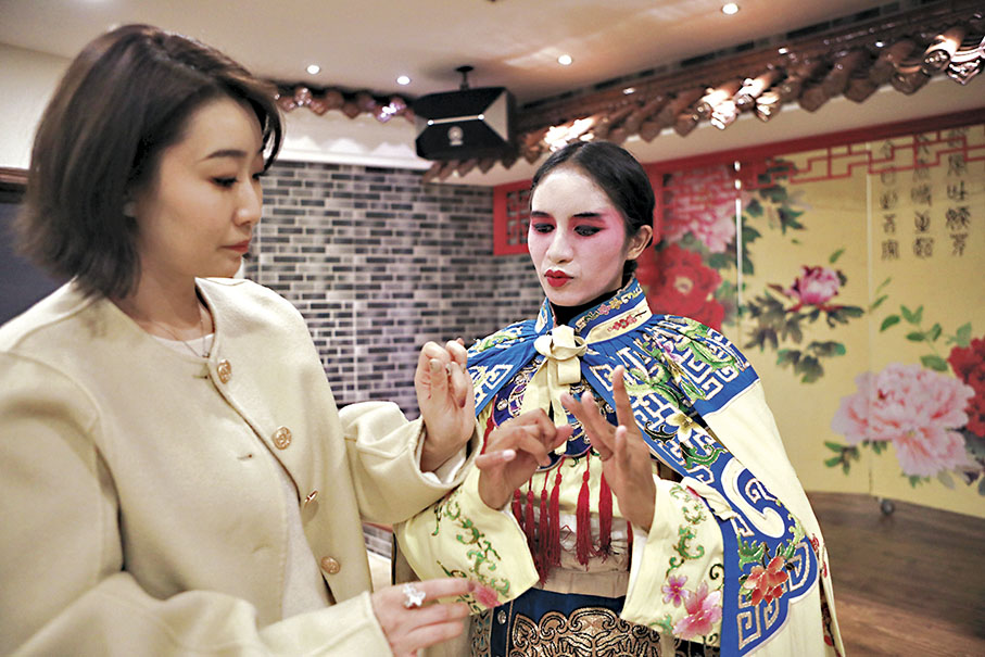 ◆瀋陽京劇院老師劉暢（左）指導白書晴學習京劇《霸王別姬》中的手勢。