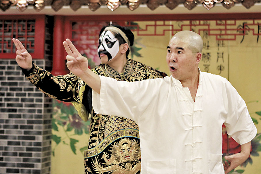 ◆瀋陽京劇院老師劉大強（右）指導李文龍學習京劇《霸王別姬》。