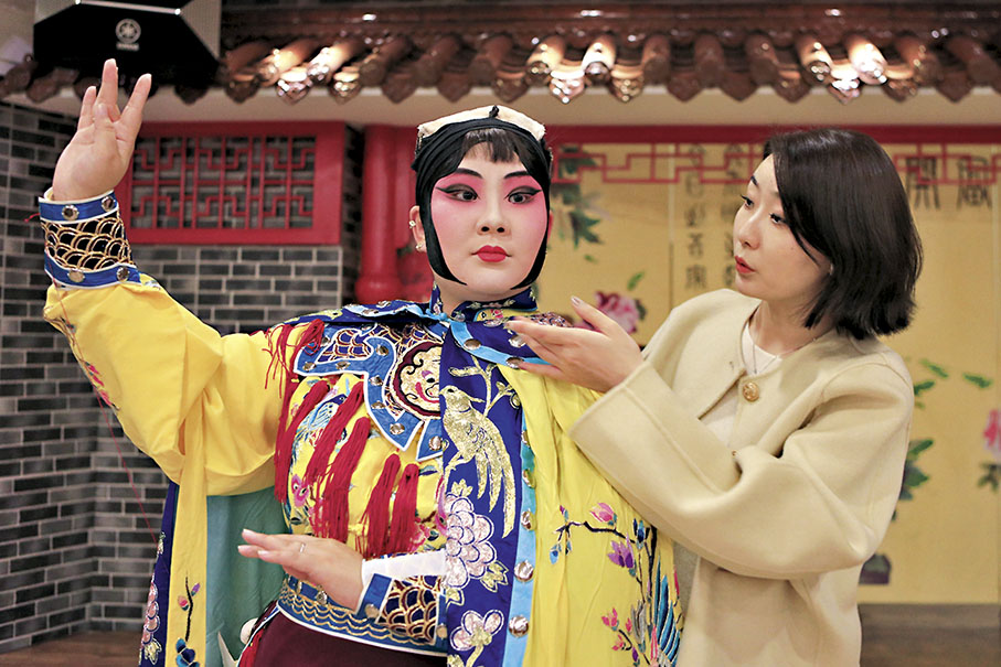 ◆瀋陽京劇院老師劉暢（右）指導明亮學習京劇《霸王別姬》。