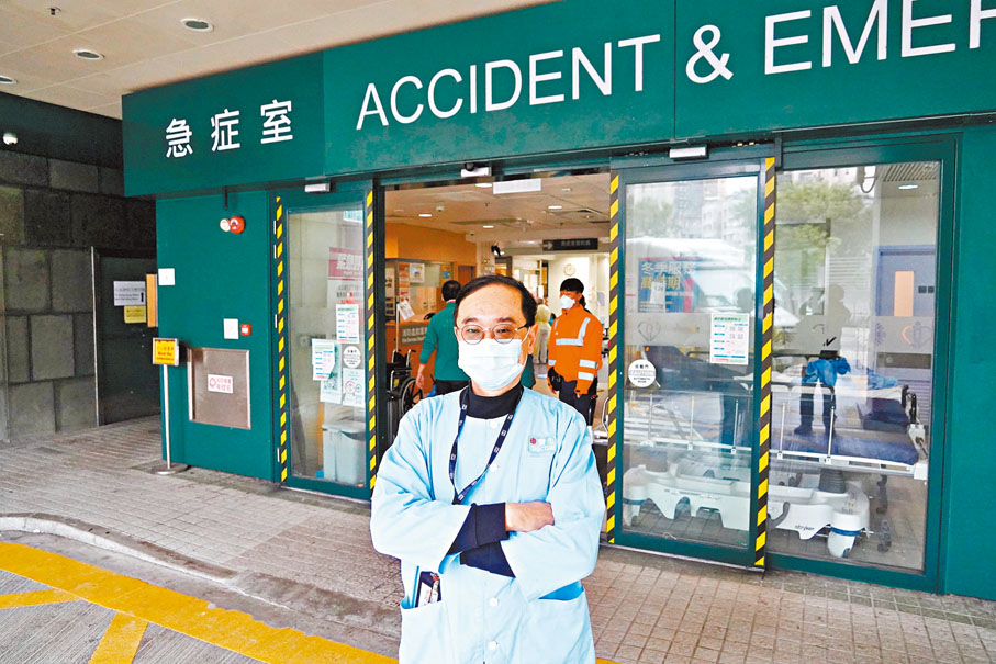 ◆急症室醫生李福基坦言這波疫情傳播力強，但重症患者卻不多。香港文匯報記者攝