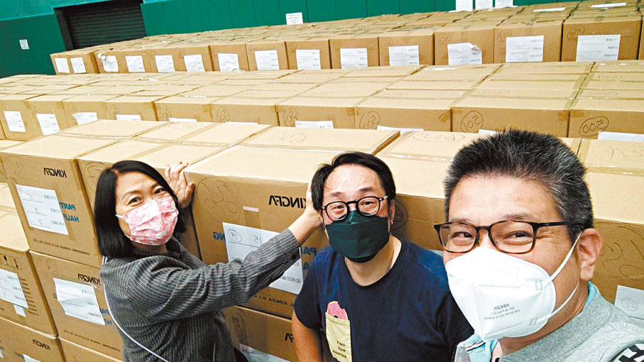 ◆陳玉琼(左) 走到前線幫忙包裝及派發抗疫物資。 受訪者供圖