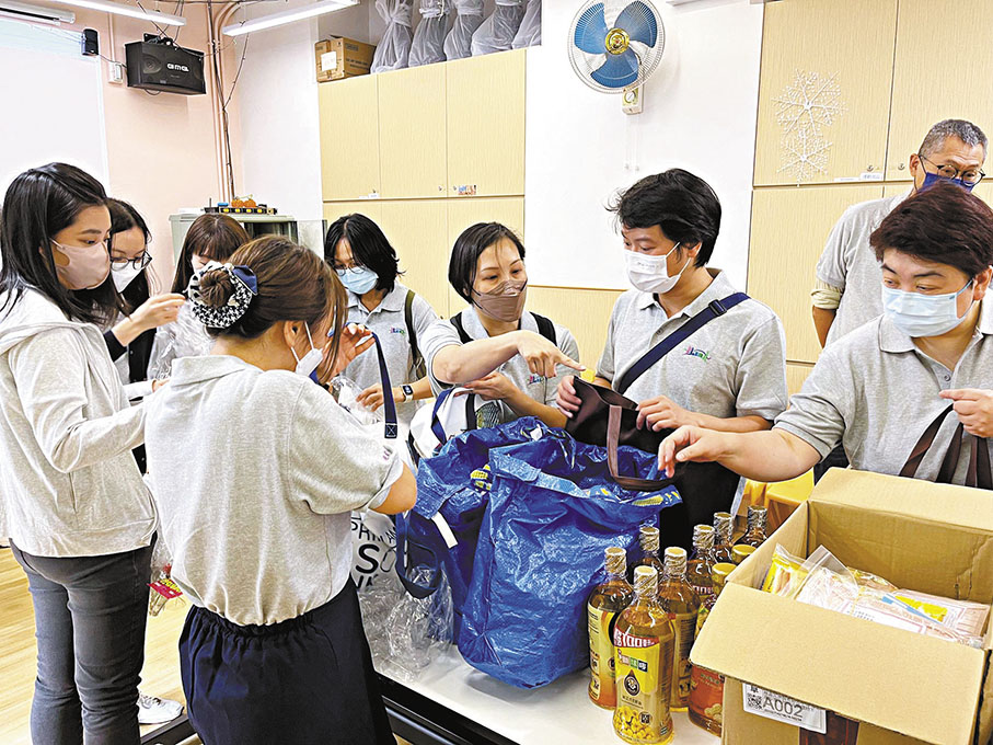 ◆規劃署「關愛隊」在探訪前準備禮物包。 發展局網誌圖片