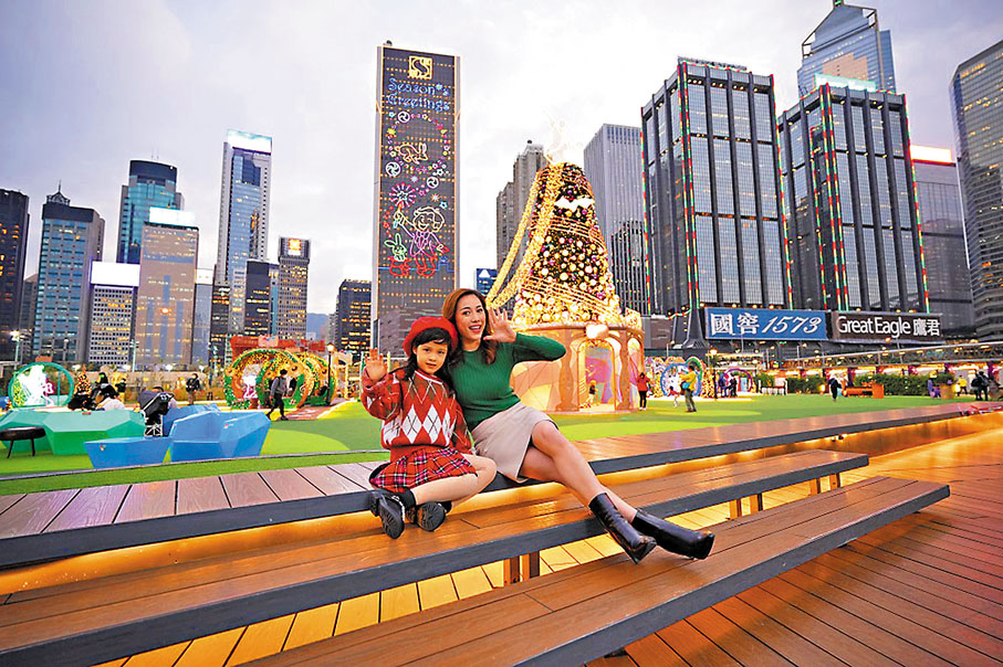 ◆在聖誕燈飾照亮下，拍照特有感覺。