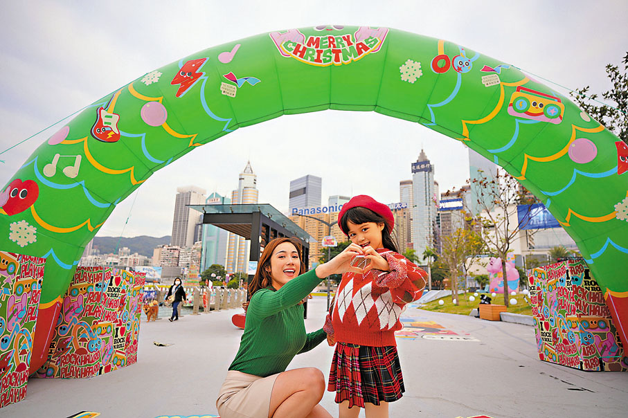 ◆在卡通拱門前拍照留念