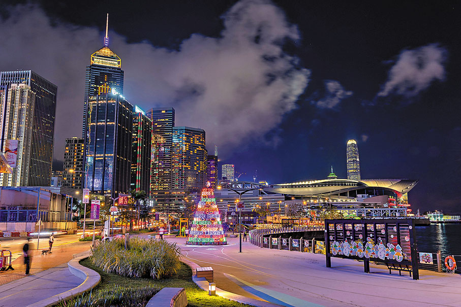 ◆LED燈砌成的聖誕樹充滿搖滾味