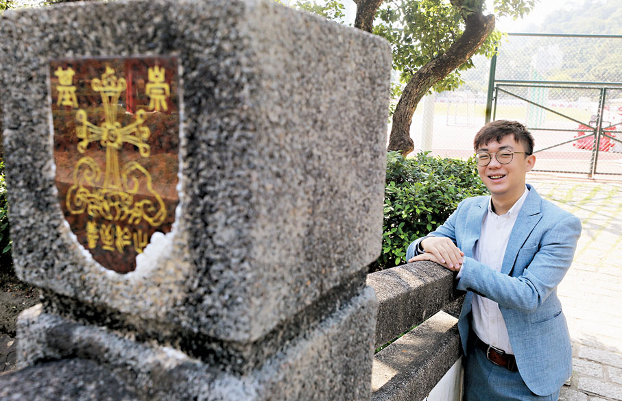 ◆周鴻揚與他喜愛的中大崇基學院未圓湖畔。香港文匯報記者郭木又  攝