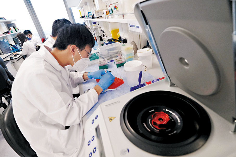 ◆圖為香港科學園的香港神經退行性疾病中心，研究人員正在進行分析工作。資料圖片