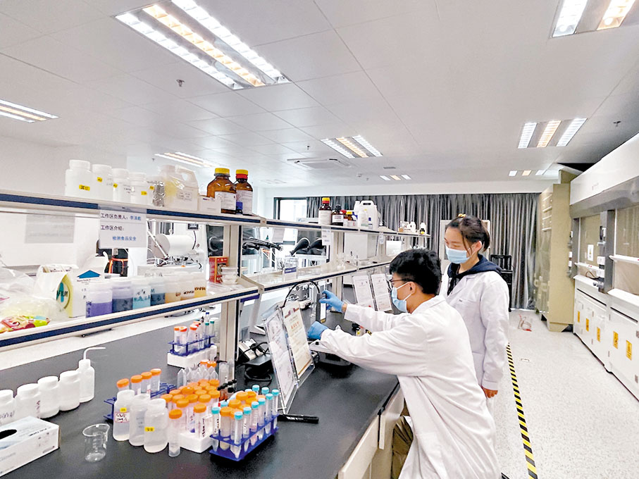 ◆河套深港科技創新合作區內，香港城市大學福田研究院內科研人員正在做實驗。資料圖片