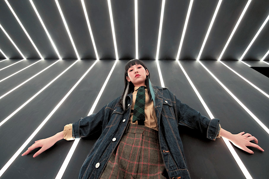 ◆ 炎明熹認為拍劇能幫助唱歌。