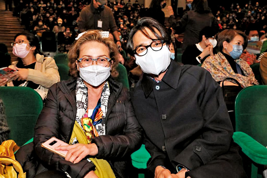 ◆ 馮寶寶延期離港，與林家棟欣賞《帝女花》65周年盛會。