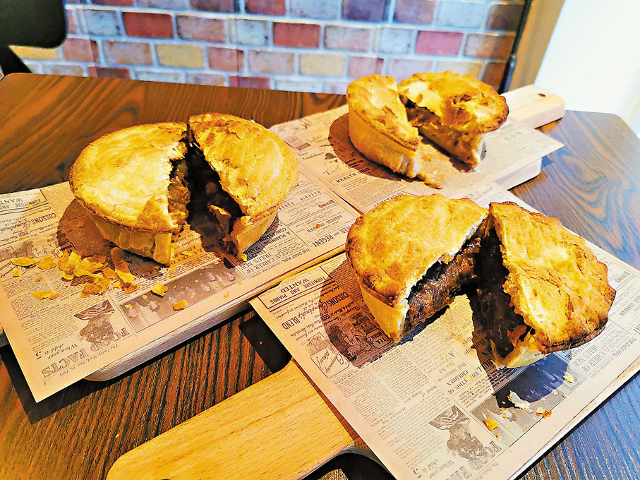 ◆The Chippy獨有的肉批咖哩牛肉批、雞肉批、素食批等。