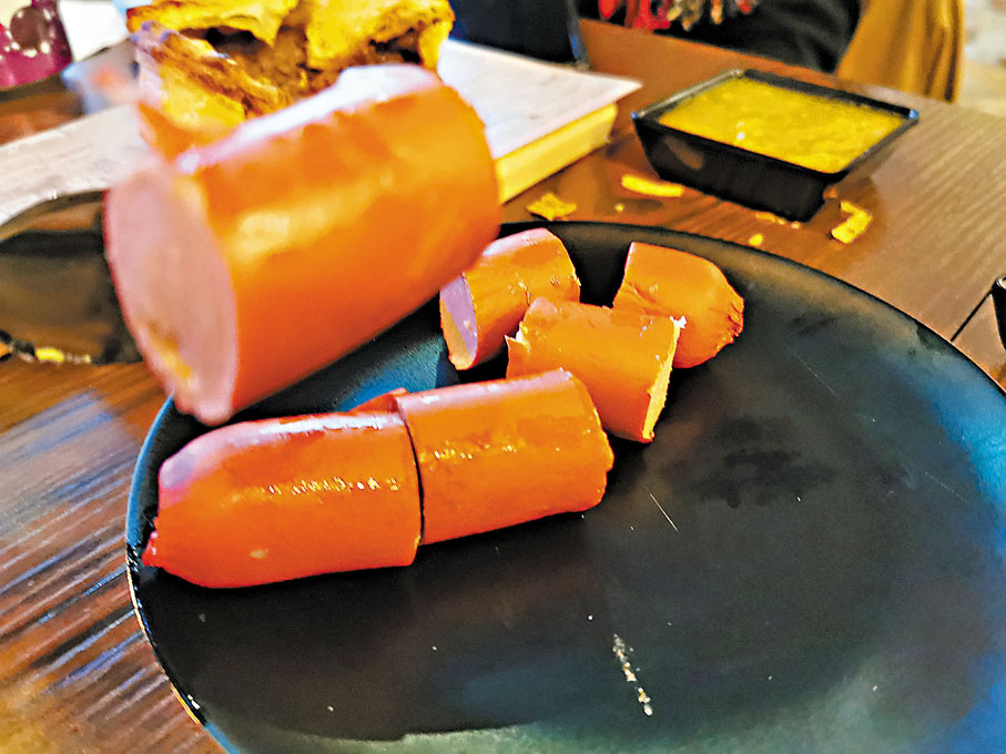 ◆The Chippy的炸司華力腸（上圖）、英國辣豬肉腸。