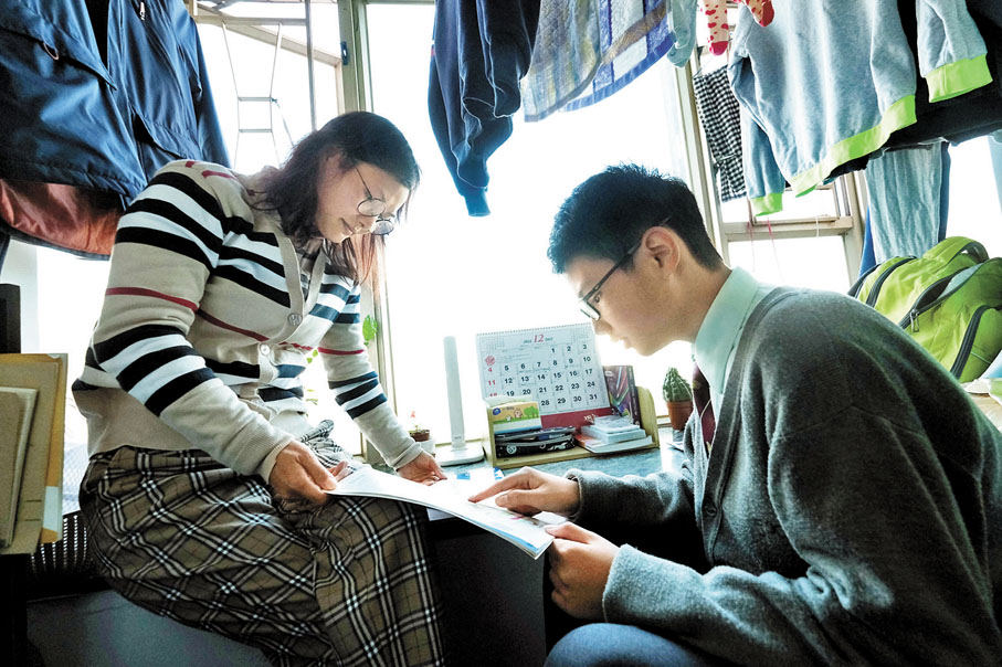 ◆李文康（右）與其母（左）與另一跨境生家庭合租一單位。 香港文匯報記者涂穴  攝