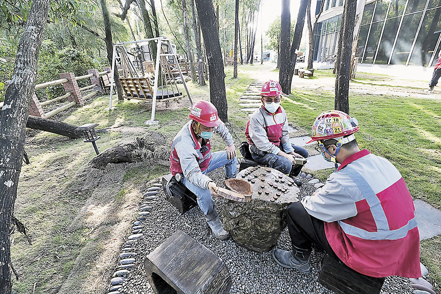 ◆工地不少設施都使用回收木材製造，更定製象棋棋盤，讓工友空閒時可以下棋。 香港文匯報 記者 涂穴  攝