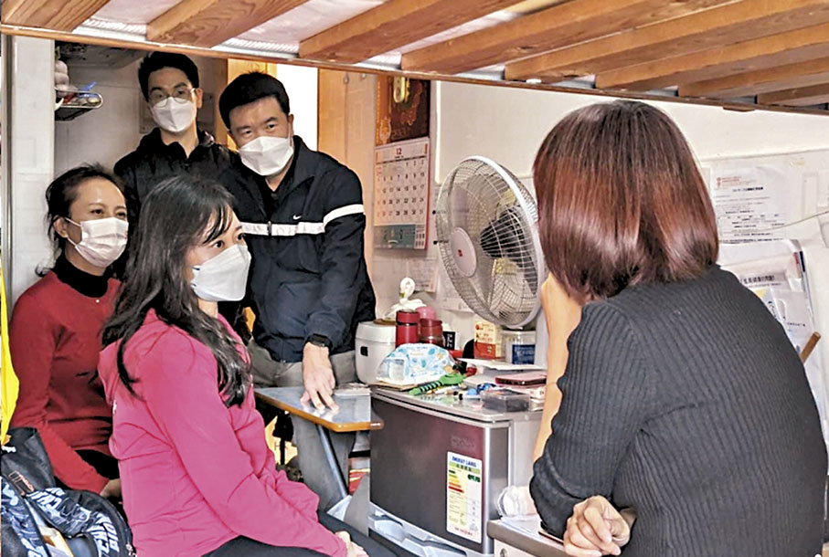 ◆議員探訪劏房戶並與住戶交流。 大公文匯全媒體記者  攝