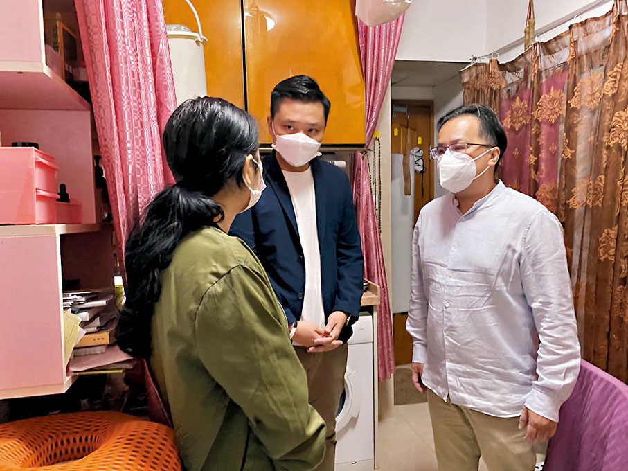 ◆鄭泳舜表示,良好的議政和社會環境,讓他能做更多對香港發展有益的事。圖為鄭泳舜(左二)早前探望尖沙咀劏房戶 。