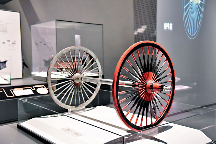 ◆現場展示的複製青銅車輪和模擬復原的木車輪。