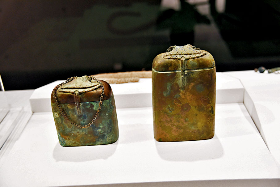 ◆秦代囊形壺。