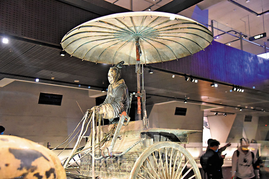 ◆一號銅車馬駕車者腰佩劍，雙手執轡，全神貫注。