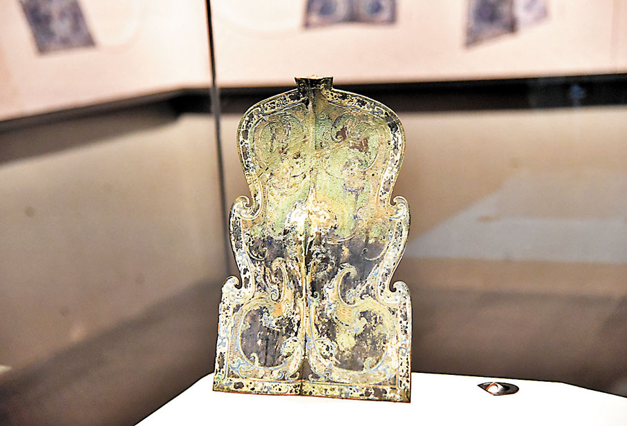 ◆現場展出的銅車馬配備的銅盾。