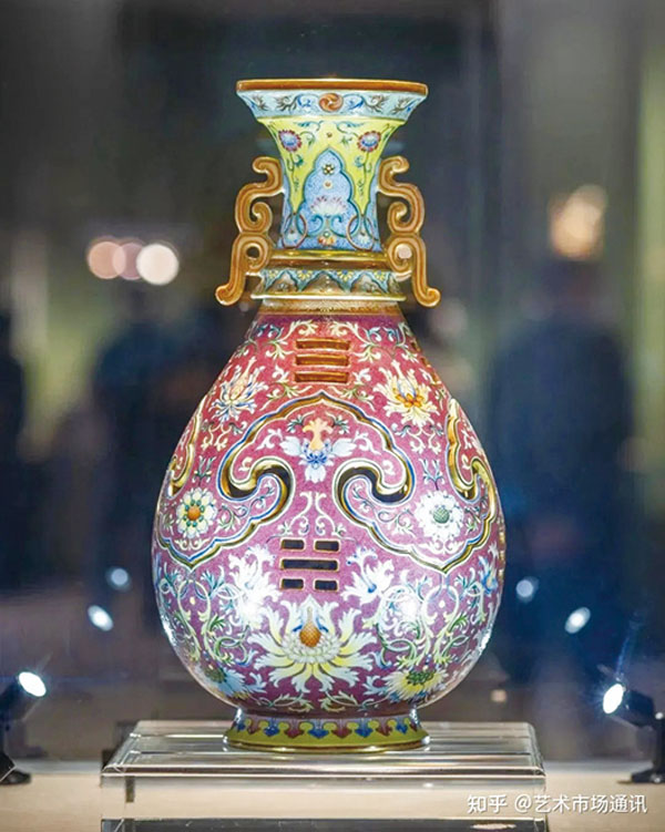 ◆蘇富比乾隆 御製洋彩紫紅錦地乾坤交泰轉旋瓶