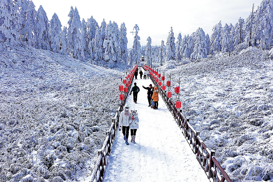 ◆遊客在四川省眉山市洪雅縣瓦屋山遊玩賞雪。