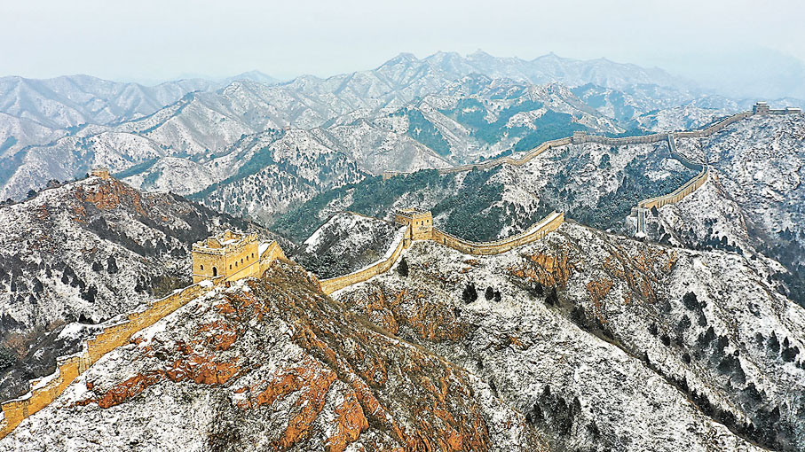 ◆雪後的河北省承德市金山嶺長城。