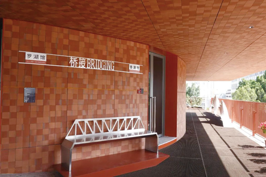 ◆ 羅湖館與香港館毗鄰，反映着羅湖與香港通過羅湖橋相連接，地緣相近、人文相親、山水相連的空間位置關係。