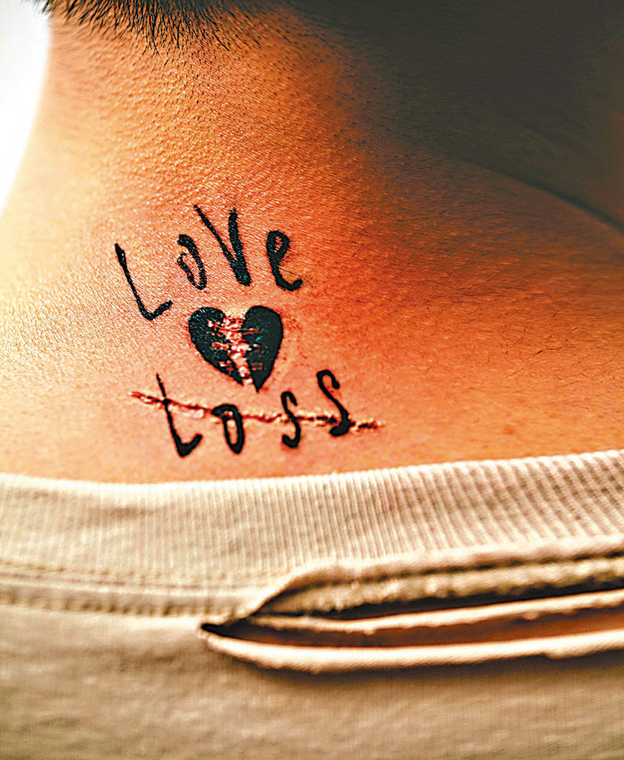 ◆馮允謙頸後有「紋身」，像真度極高。