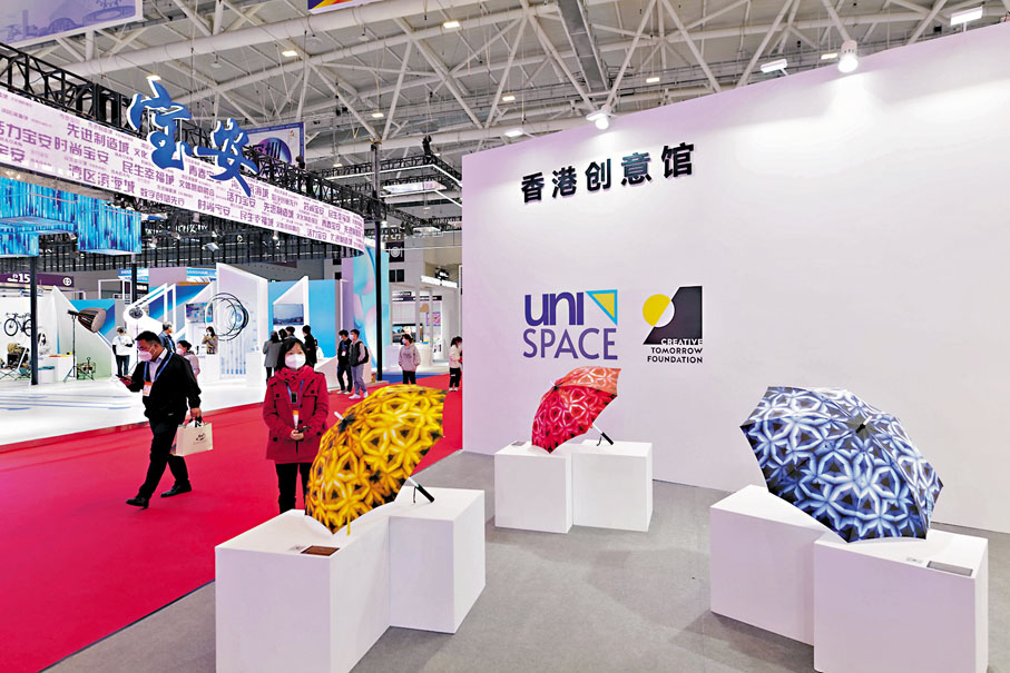 ◆12月29日，宋為弄在深圳文博會香港創意館上展出的萬花筒攝影系列作品。 中新社